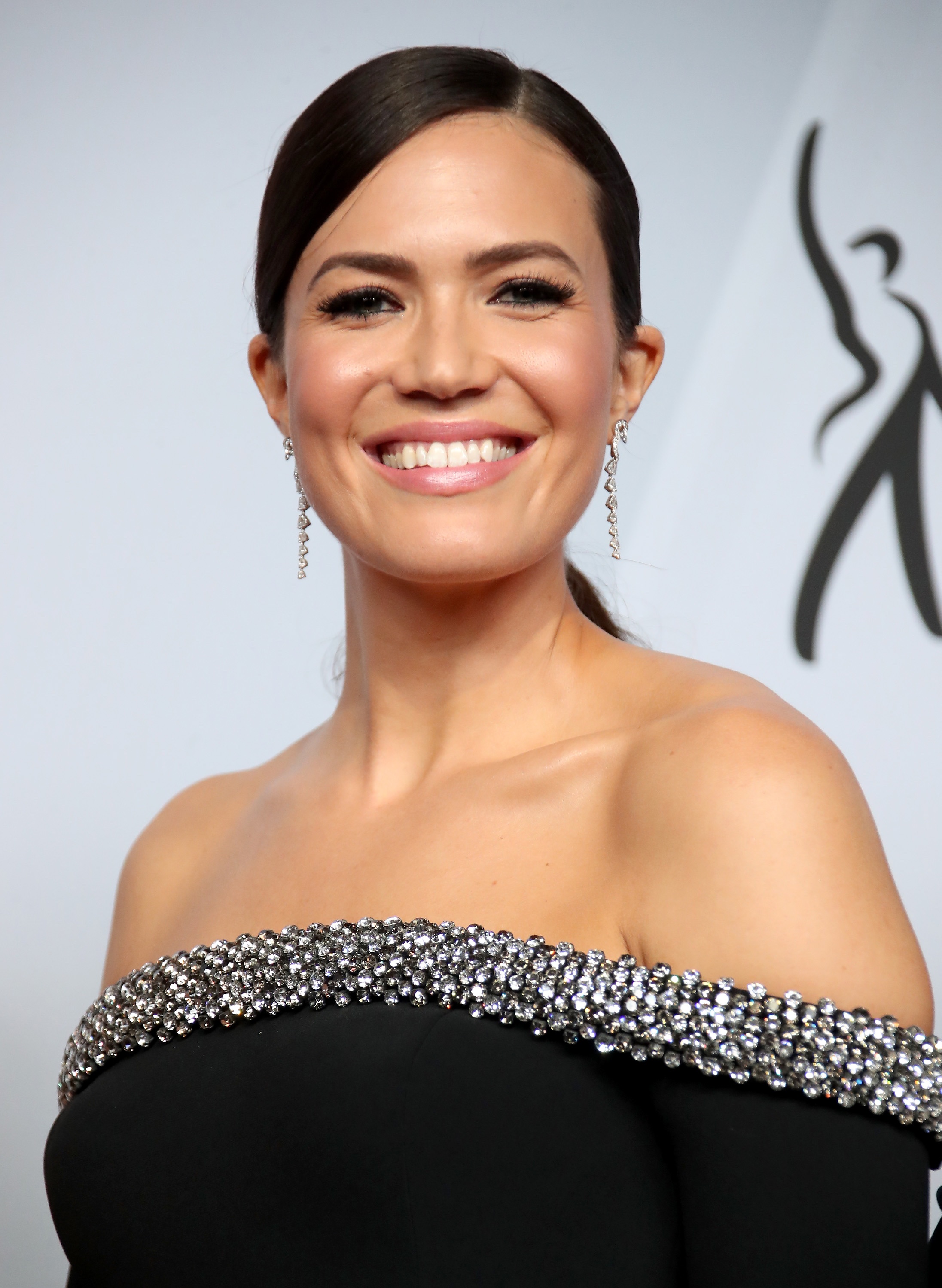 Actress Mandy Moore wore a very surprising hair style to the SAGs | WHO  Magazine