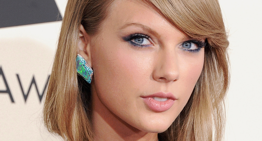 Taylor Swift Surprises Fan with a Special Performance of 'Blank Space(02)