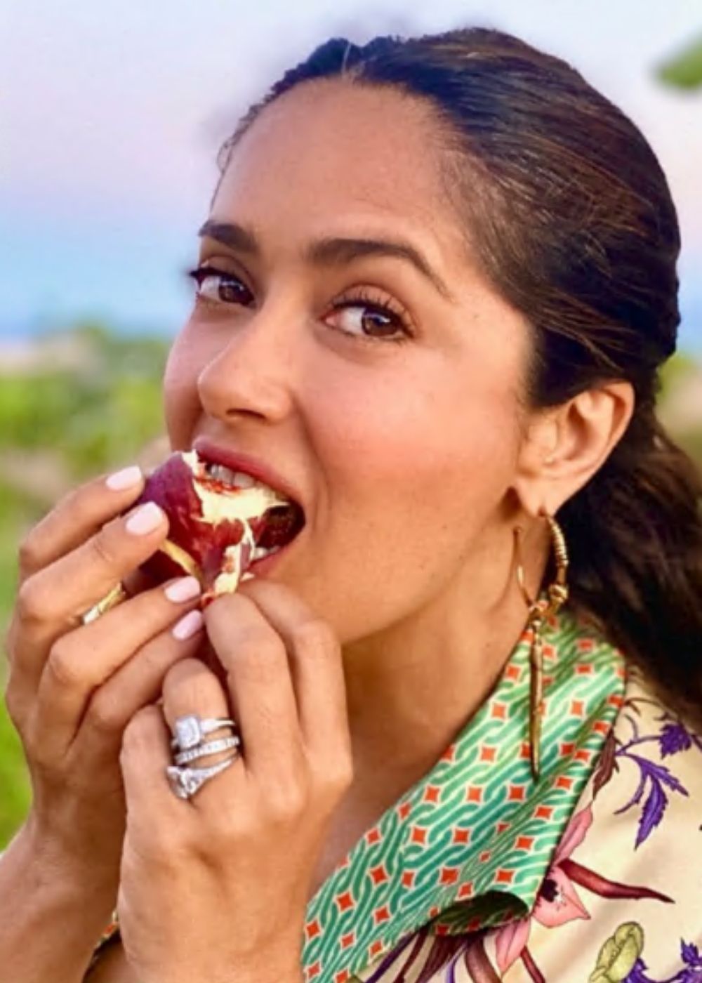 salma-hayek-eating-fruit