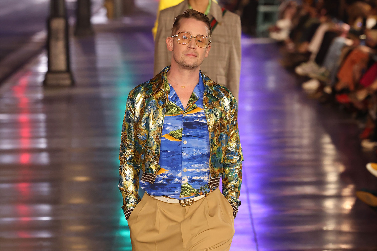 macaulay-culkin-in-tropical-shirt-and-gold-jacket-walking-in-the-gucci-runway-fashion-show